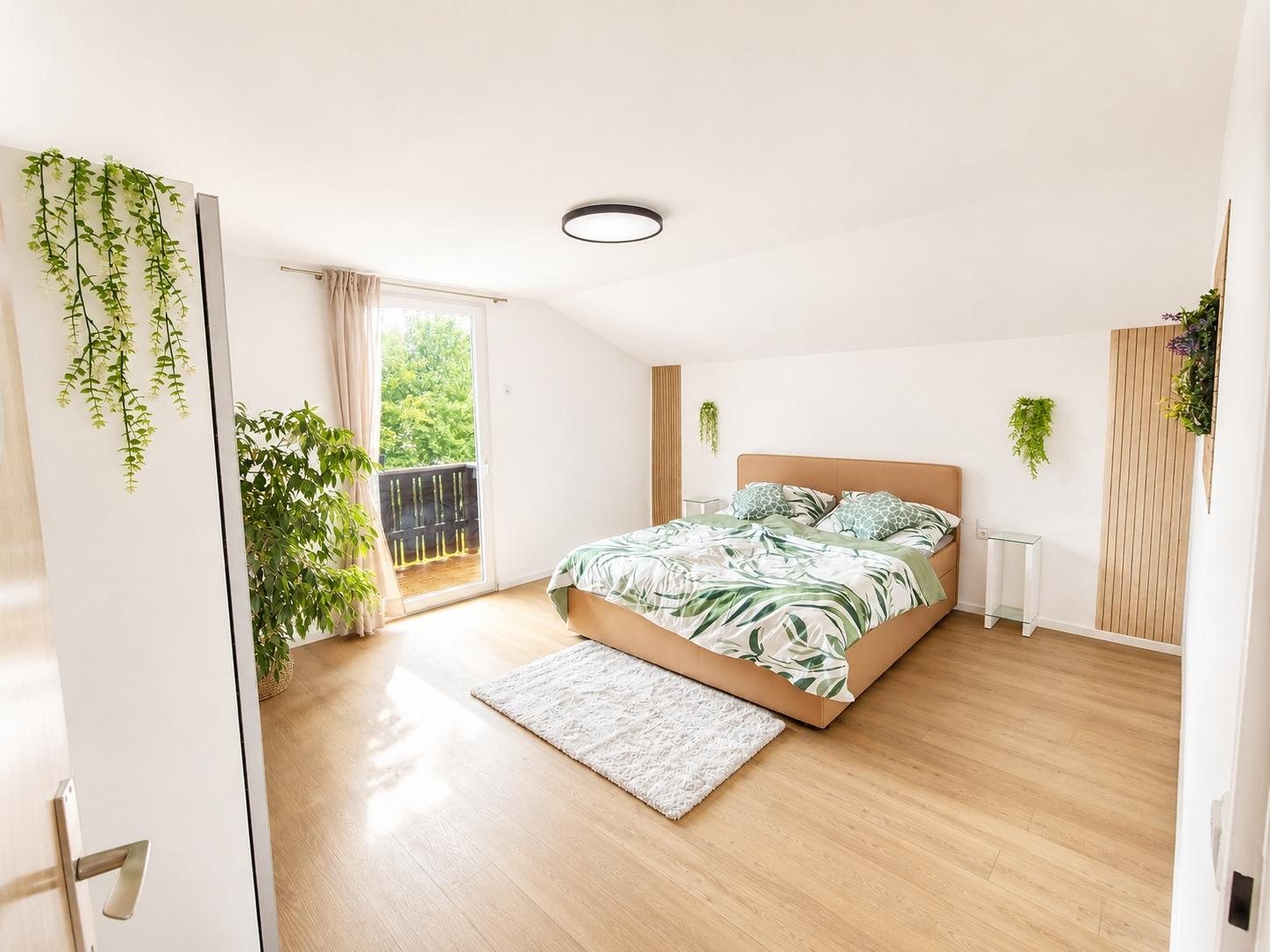 Schlafzimmer mit Dachschräge und Balkonzugang