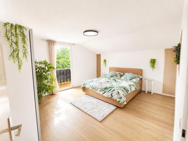 Schlafzimmer mit Dachschräge und Balkonzugang