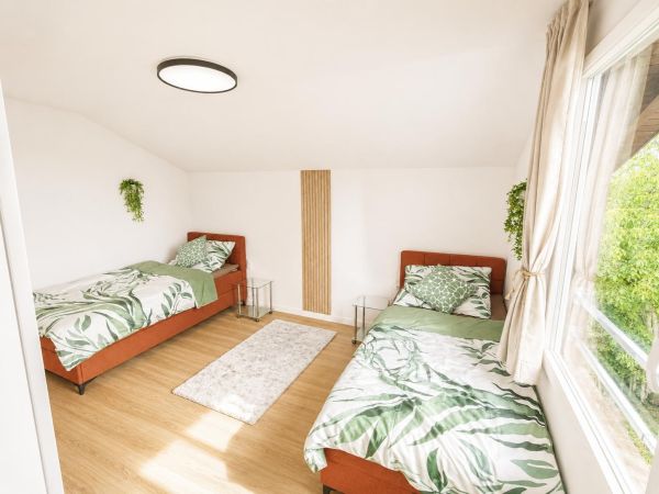 Zweites Schlafzimmer mit zwei Einzelbetten